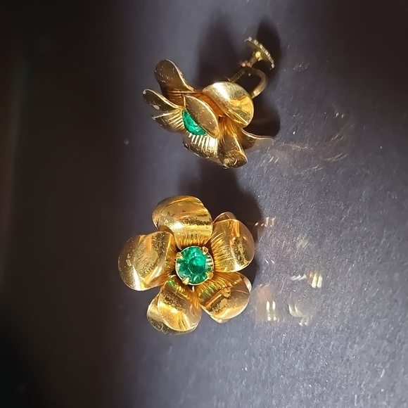 Vintage Gold Tone 3D Flower Earrings with Green Stone - Picture 7 of 17